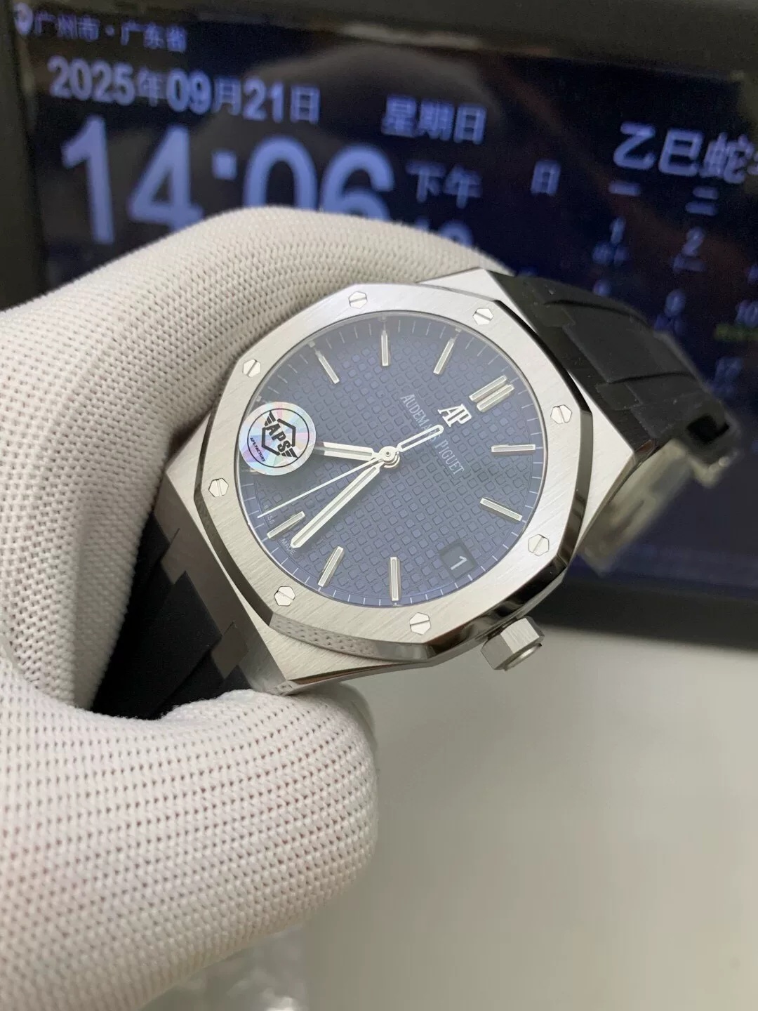 Audemars Piguet-Royal Oak 41mm 15500 Stainless Steel/Rubber Blue Dial/Stick Markers APSF SA4302 Automatic - Image 4